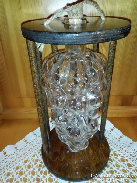 Szőlőfürt alakú boros üveg,fa tartójában
