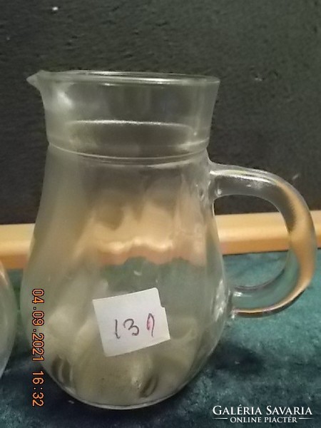 S21-130 pitcher-pouring in pairs