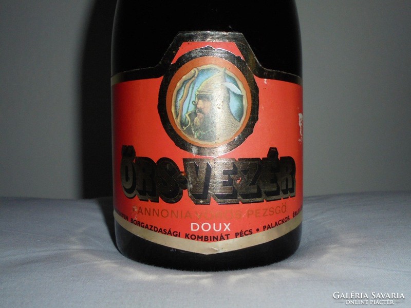 Retro Örs Vezér - Pannonia vörös pezsgő üveg palack -  Pannonvin Pécs - 1982-es, bontatlan, ritkaság