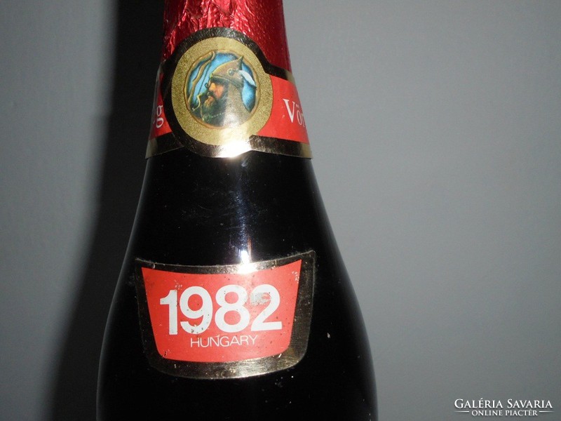 Retro Örs Vezér - Pannonia vörös pezsgő üveg palack -  Pannonvin Pécs - 1982-es, bontatlan, ritkaság