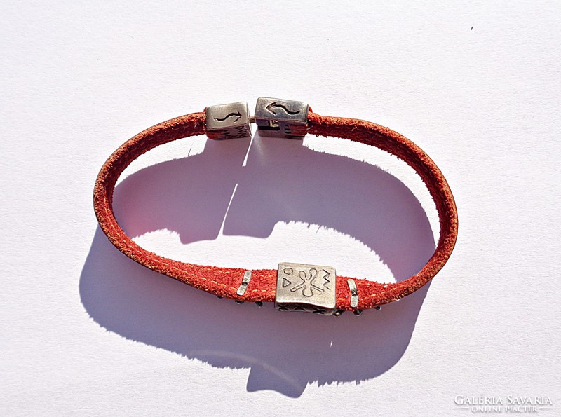Colored leather bracelet with 925 silver appliqués, clasp