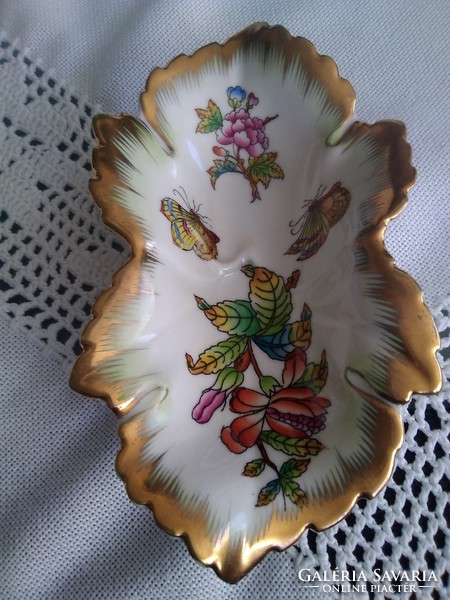Herend grape leaf with Victorian pattern with rich gilding, excellent mark!