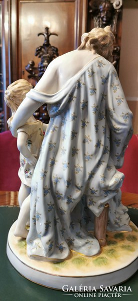 Anya gyermekeivel - monumentális porcelán figura