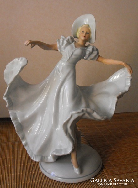 Bécsi antik porcelán táncosnő