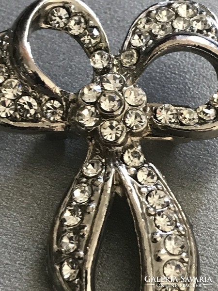 Bow-shaped brooch with Swarovski crystals, 4.5 cm