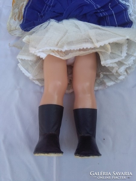 Régi alvós baba népviseletben, fűzött hajjal - 54 cm