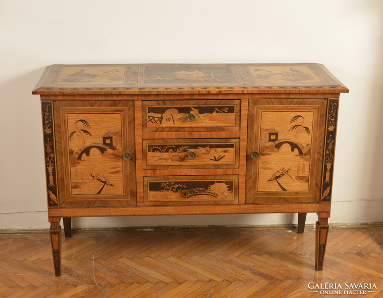 Chest of drawers with marquetry decoration