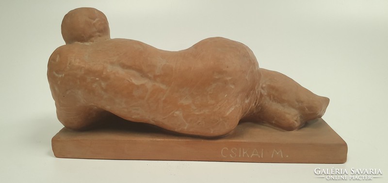 Csikai Márta: Fekvő nő, terrakotta figura
