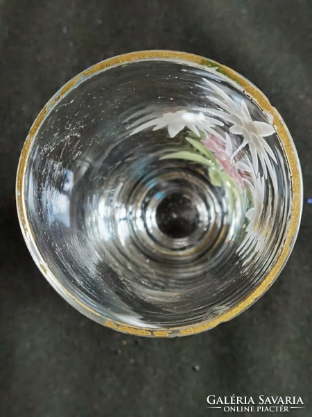 Antik, biedermeier kézi zománc festésű, fújt talpas üvegpohár havasi gyopár mintával