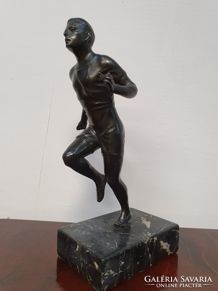 Futó férfi bronz szobor márvány talpon