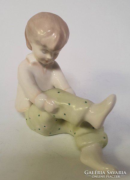 Aquincum porcelán figura, Ülő copfos kislány szobor pöttyös nadrágban