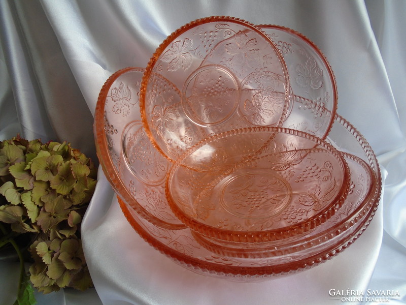 Compote glass set with 5 + 1 grapes.