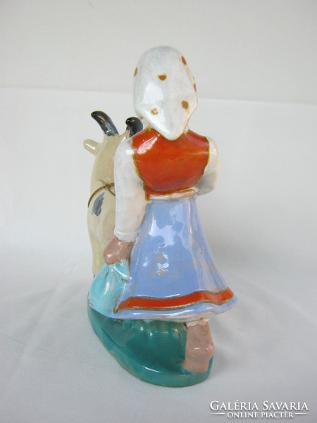 Hop pottery girl with goat