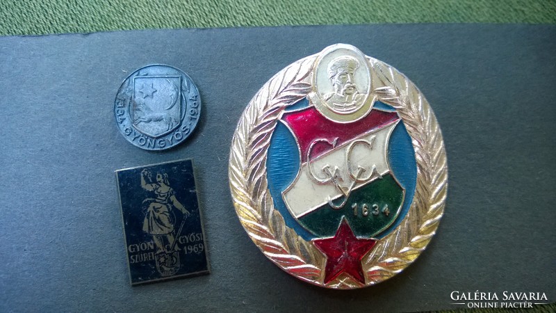 Enamel cap badge on blind botty + Gyöngyös vintage + 1 badge