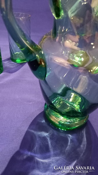 Zöld csavart  üveg kancsó poharakkal