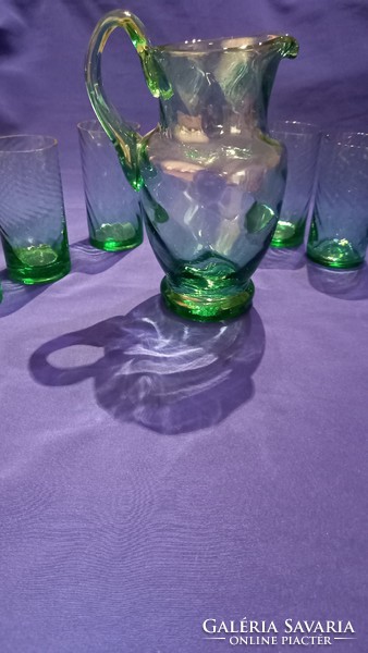 Zöld csavart  üveg kancsó poharakkal