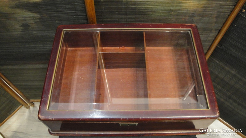 Jewelry box with polished glass