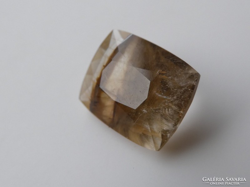 Természetes aranyló Rutil kristályokkal benőtt, Brookit zárványos, fazettázott Hegyikristály drágakő