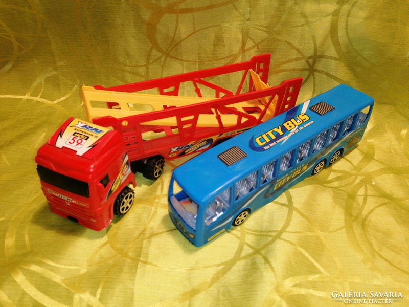 Játék busz és autószállító kamion (710)
