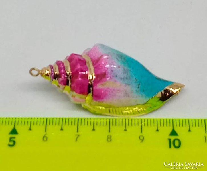 Aranyozott szegélyű színezett spirál tengeri csiga medál​