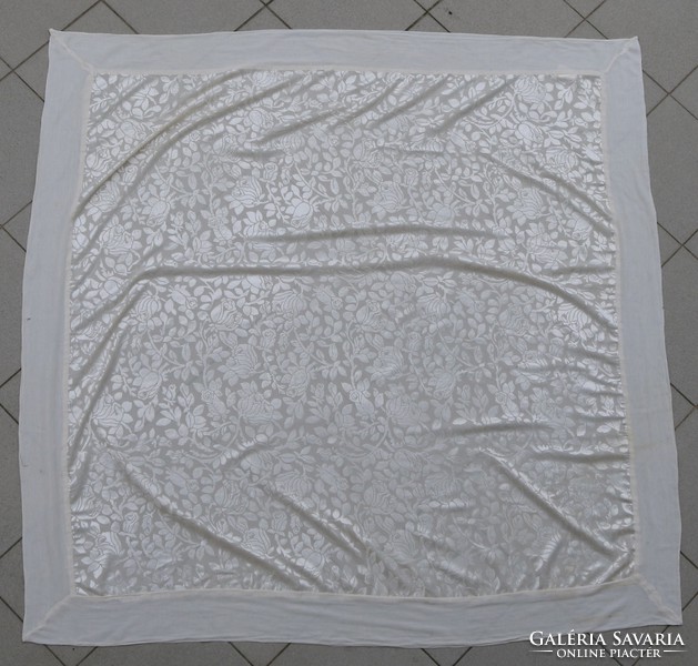 Beautiful velvet tablecloth size: 150 x 150 cm