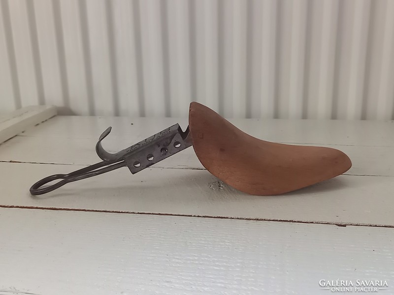 Rare, vintage, old '' kug '' patent ang shoe decoration