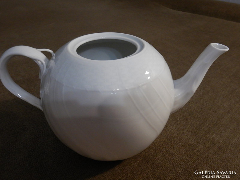 White Herend rocaille teapot, 15 cm