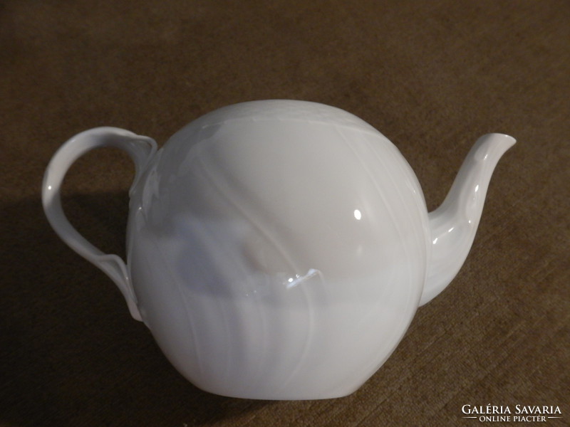 White Herend rocaille teapot, 15 cm