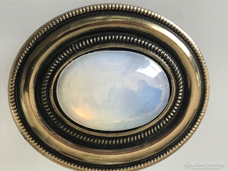 Opálüveggel díszített bross, 4,7 x 4 cm
