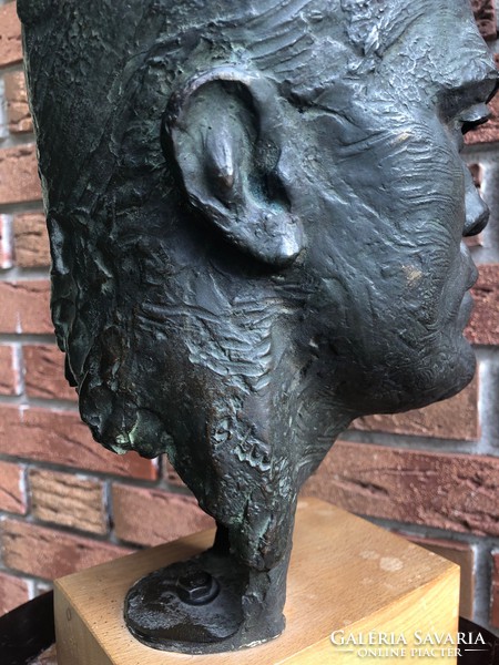 Lux:  Férfi bronz fej