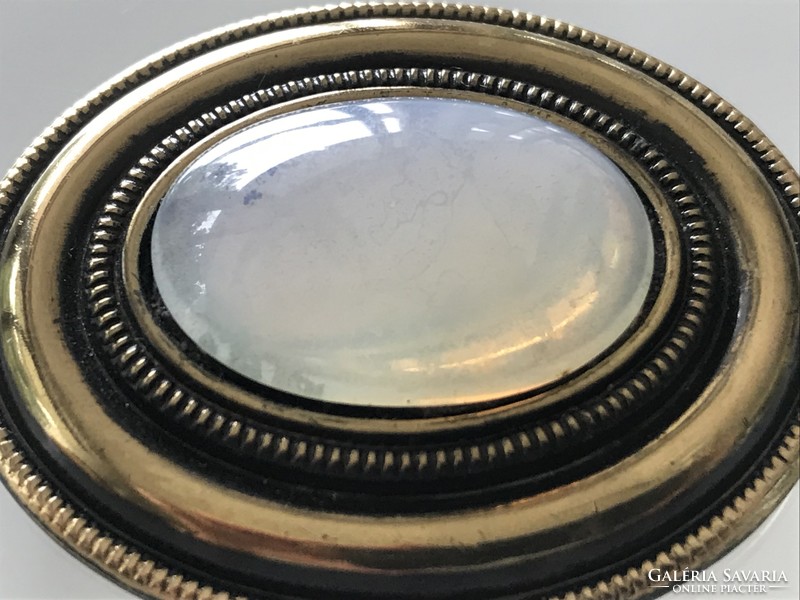 Opálüveggel díszített bross, 4,7 x 4 cm