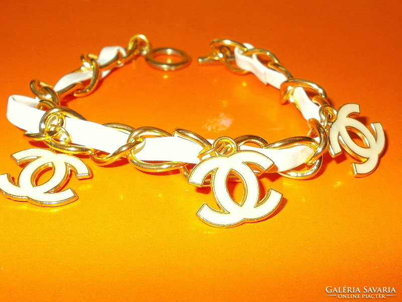 Hófehér - Arany Fényű Chanel REPLIKA  Bőr-Fém Karkötő 3 Db Chanel Charm Függő