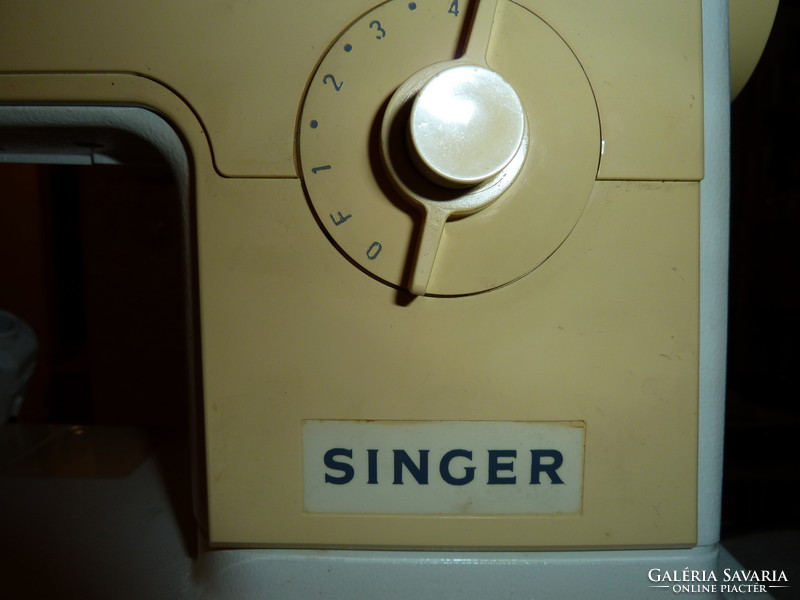 Hordozható Singer cikk-cakk varrógép 827E jelü