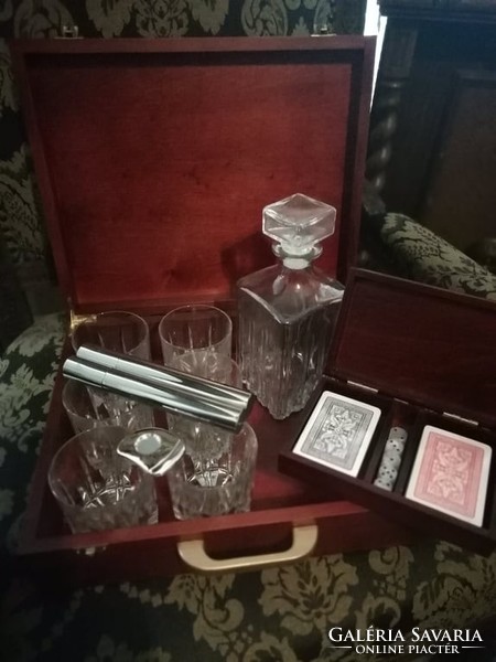 Exkluzív fadobozos férfi ajándék csomag , whisky készlet, szivartartó ,póker doboz