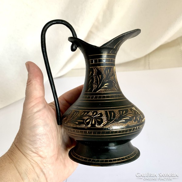 Régi kis indiai fém váza vésett dekorral 16cm
