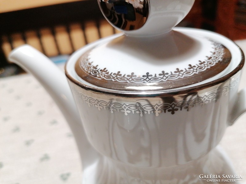 Német teás vagy kávéskanna két teásszettel. Hófehér-ezüst kivitel, elegáns, gyönyörű