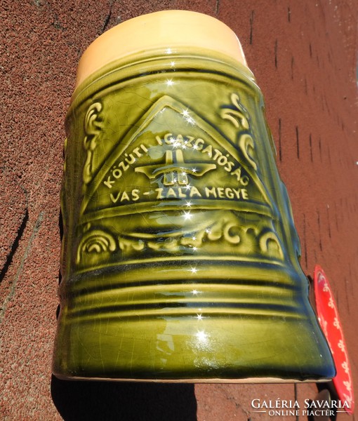 Vas - Zala Megye Közúti Igazgatóság szüreti dombormintás jelenetes mázas kerámia sörös korsó