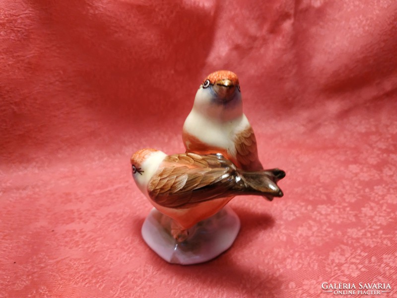 A pair of ceramic birds in Bodrogkeresztúr