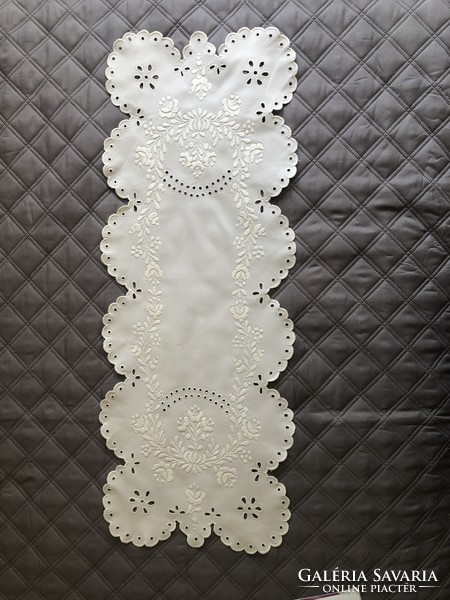 Fehér, kézi hímzett matyómintás asztalterítő futó 82 x 31 cm