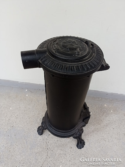 Antik vaskályha henger alakú vas kályha kandalló sárkány díszítéssel