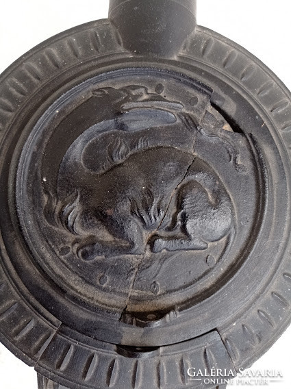 Antik vaskályha henger alakú vas kályha kandalló sárkány díszítéssel