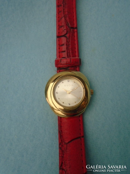 New unused women's watch is very beautiful and a good little piece