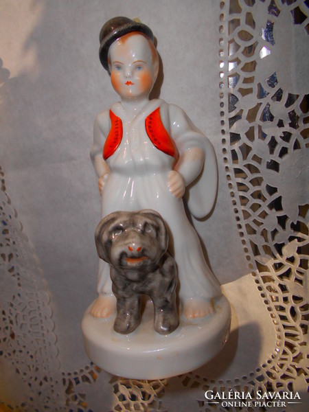 Herendi vitrin figura -kisfiú kutyával