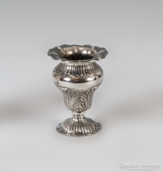 Silver mini vase with leaf pattern