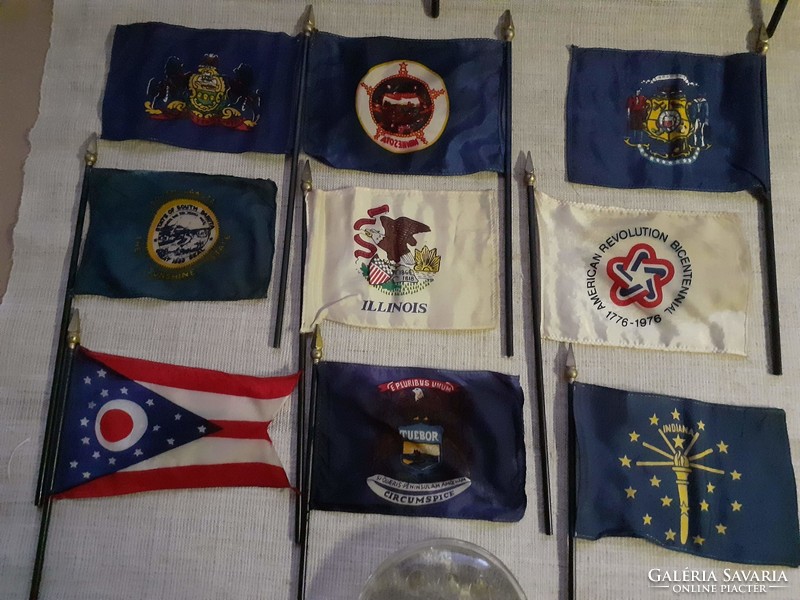 11-db. Kis méretű Amerikai államok selyem zászló gyűjtemény üveg  ikebana tartóban