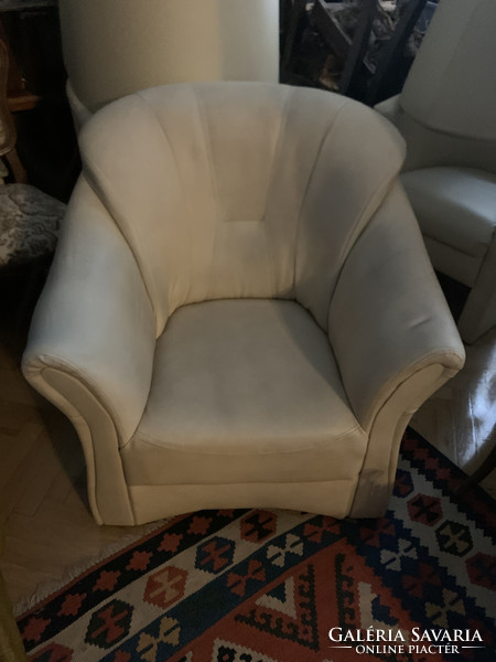 Bézs ( néhol halvány kék) árnyalatú bőr fotel