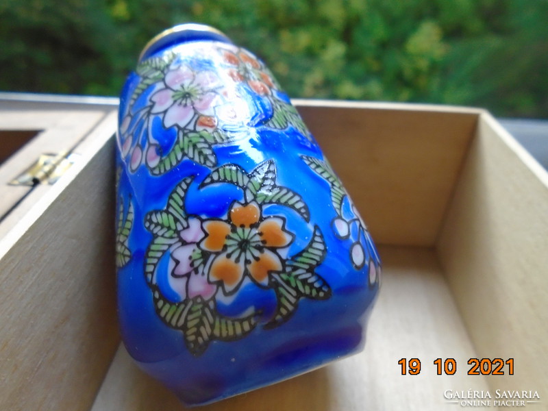 Kézzel festett színes virágmintákkal kis királykék kínai váza