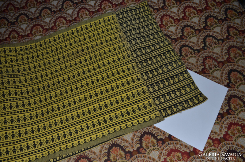 Woven patterned 2-sided wall protector 02