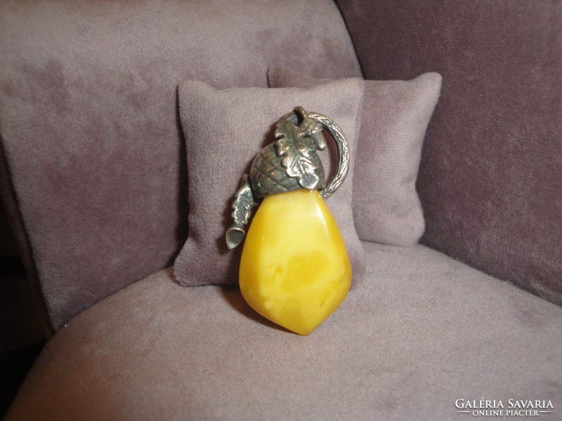 Polish honey ivy pendant, acorn design