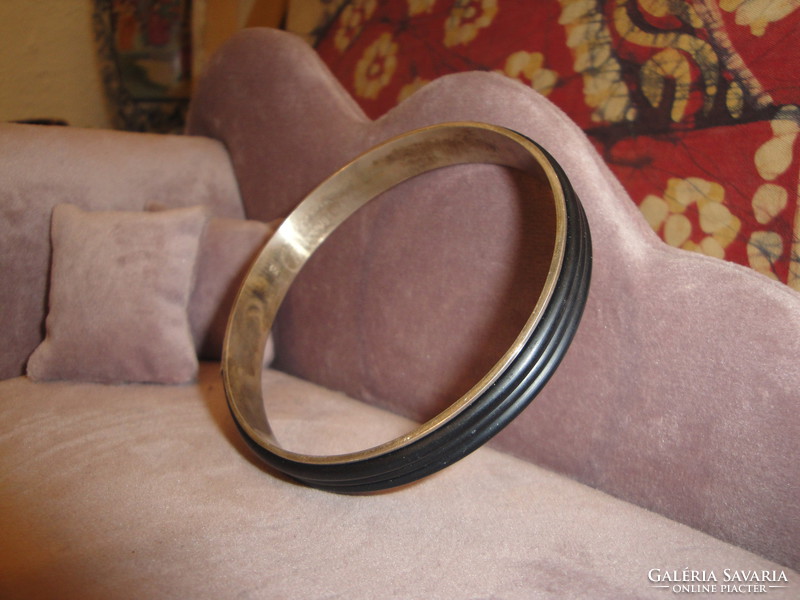 Silver bracelet with rubber decoration